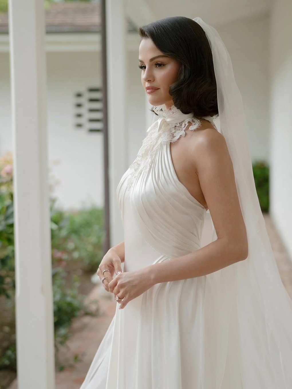 Loạt váy cưới và trang sức triệu USD của ca sĩ tỷ phú Selena Gomez - 1