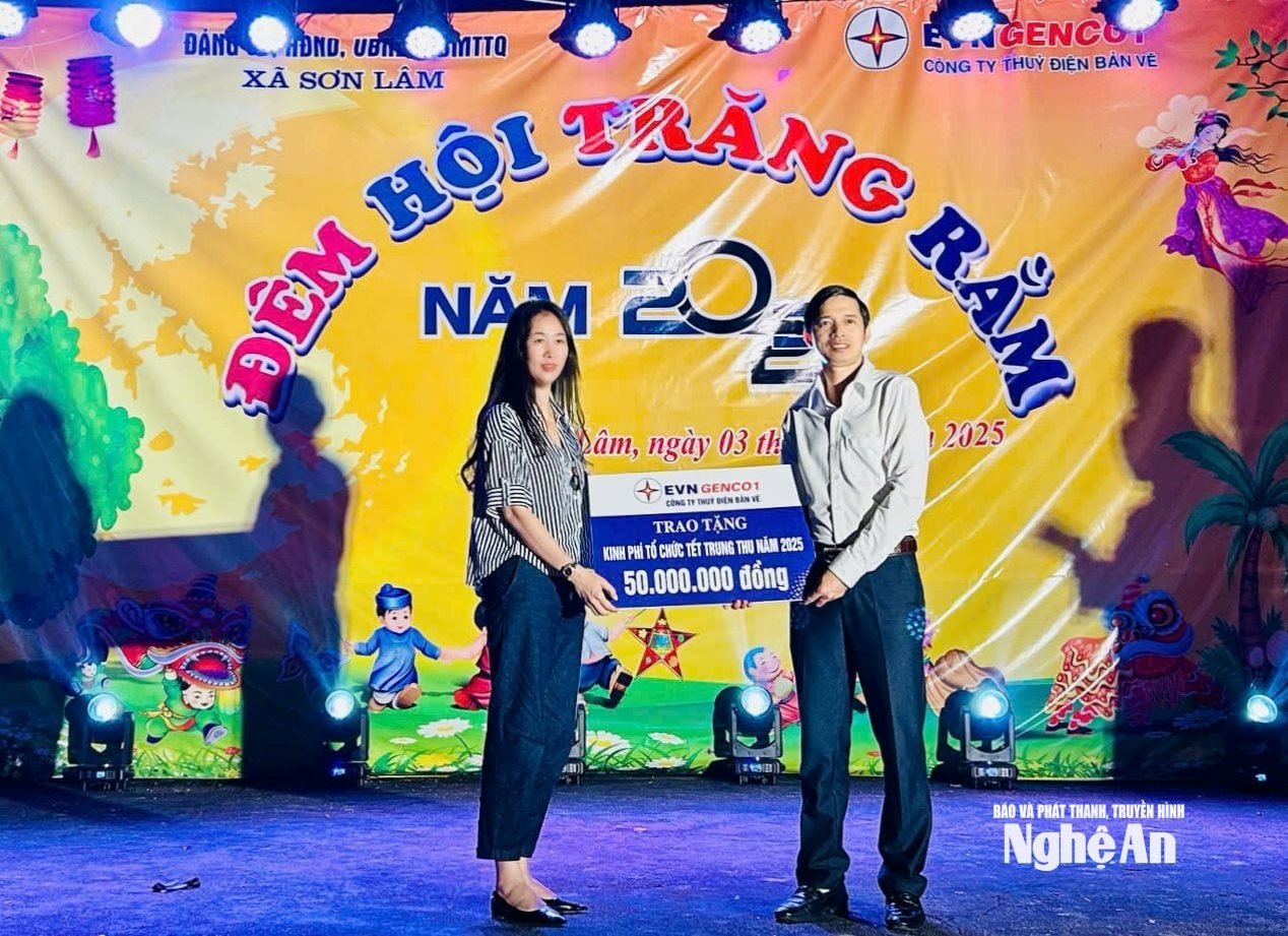 តំណាងក្រុមហ៊ុនវារីអគ្គិសនី Ban Ve បានបង្ហាញនូវទឹកប្រាក់ជានិមិត្តរូបចំនួន ៥០លានដុង ដែលជាមូលនិធិសម្រាប់រៀបចំពិធីបុណ្យពាក់កណ្តាលរដូវស្លឹកឈើជ្រុះដល់ឃុំ Son Lam។ រូបថត៖ TD