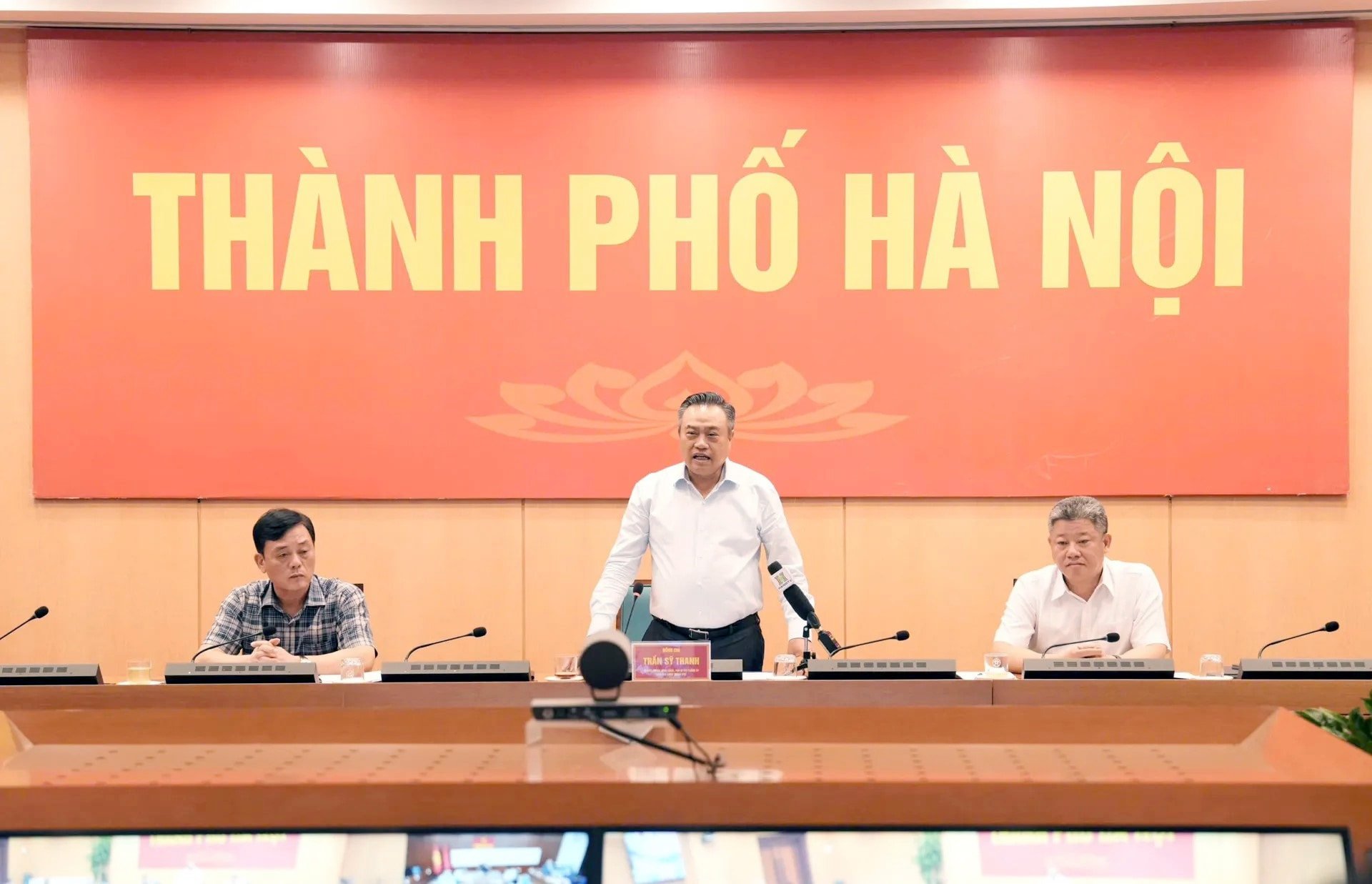 Chairman of Hanoi People's Committee Tran Sy Thanh delivered a concluding speech at the online meeting on the work of supporting the epidemic number 11..jpg