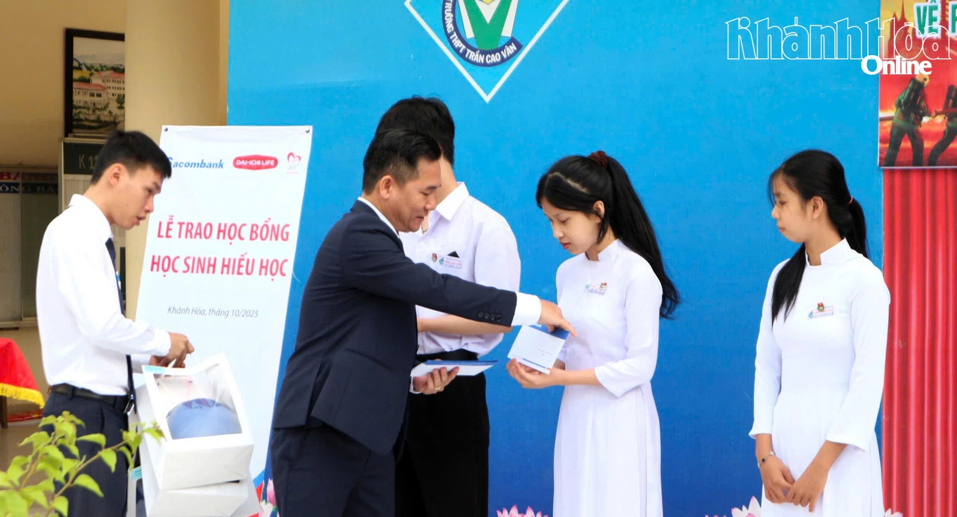 តំណាងសាខា Sacombank Ninh Hoa ប្រគល់អាហារូបករណ៍ដល់សិស្សវិទ្យាល័យ Tran Cao Van។