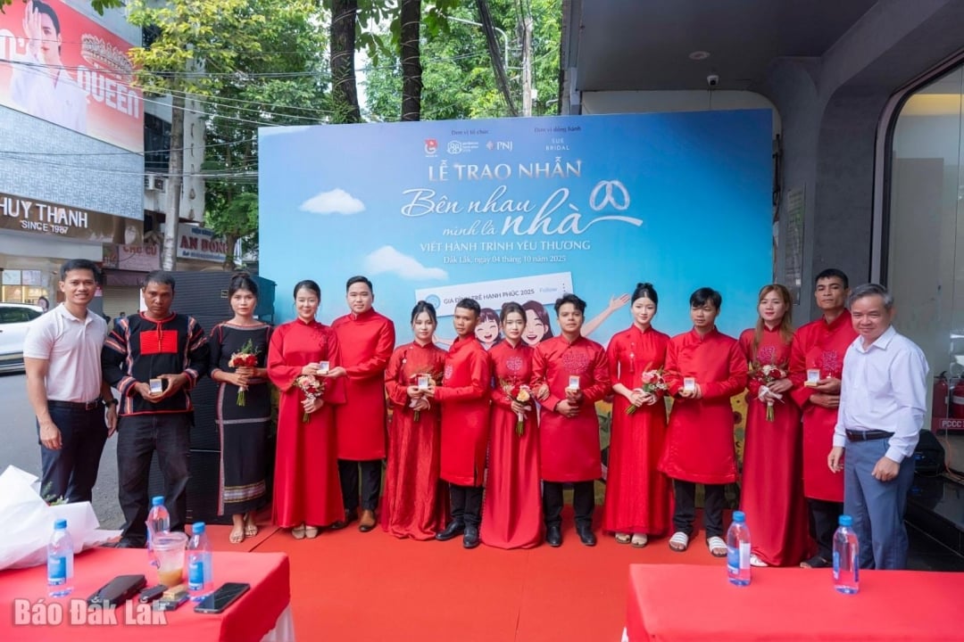 Đại diện Tỉnh Đoàn và PNJ Chi nhánh Tây Nguyên – Nam Trung bộ trao nhẫn cưới cho các cặp đôi 