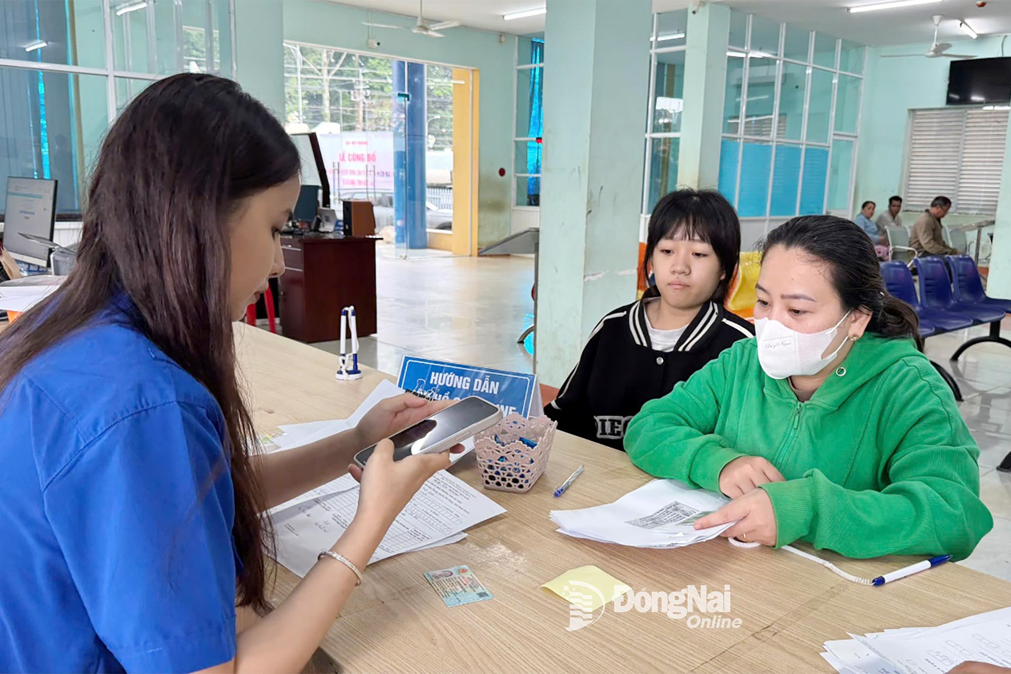 Kakitangan Pusat Khidmat Pentadbiran Komune Bu Dang membimbing orang ramai untuk mengemukakan permohonan dalam talian. Foto: Duc Tu   