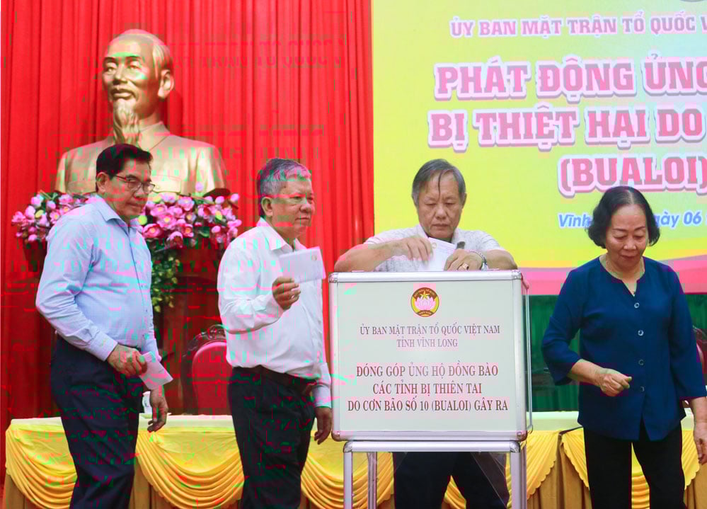 Đại biểu đóng góp ủng hộ đồng bào bị thiệt hại do cơn bão số 10.