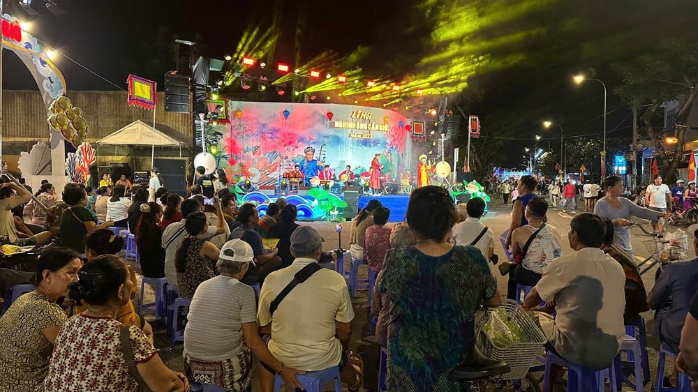 ດົນຕີພື້ນເມືອງພາກໃຕ້ ແລະ ສິລະປະການລອຍວ່າວເພີ່ມສີສັນໃຫ້ Festival Can Gio Whale 2025 - ຮູບ 4