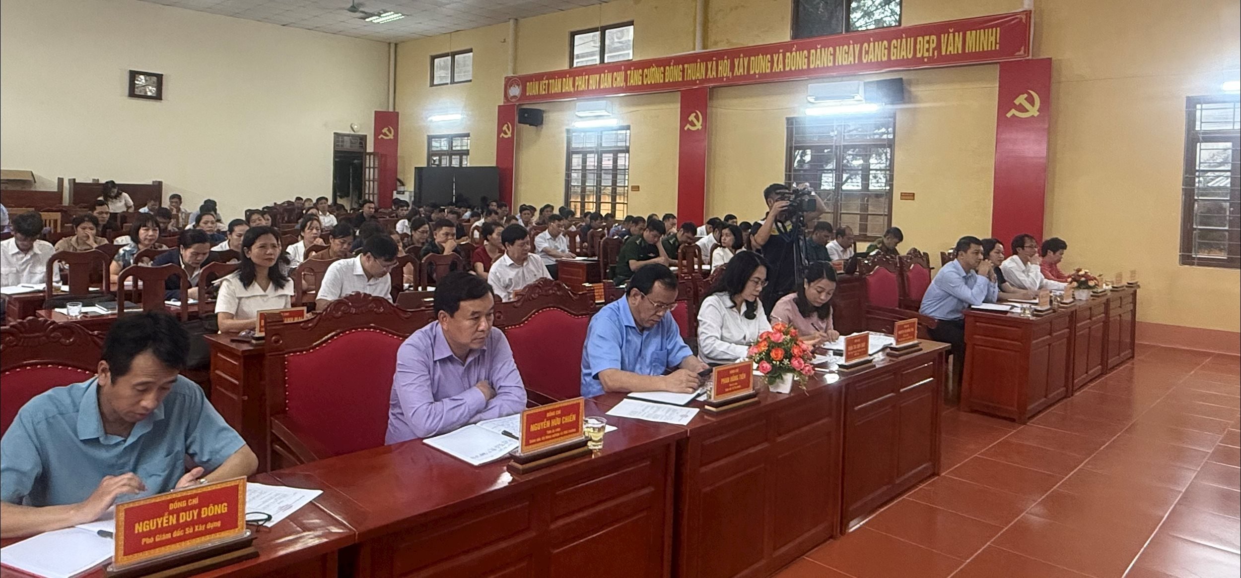 គណៈប្រតិភូ​ចូលរួម​កិច្ចប្រជុំ​ជាមួយ​អ្នកបោះឆ្នោត​ឃុំ​ដូង។ រូបថតរបស់ Bao Ngan