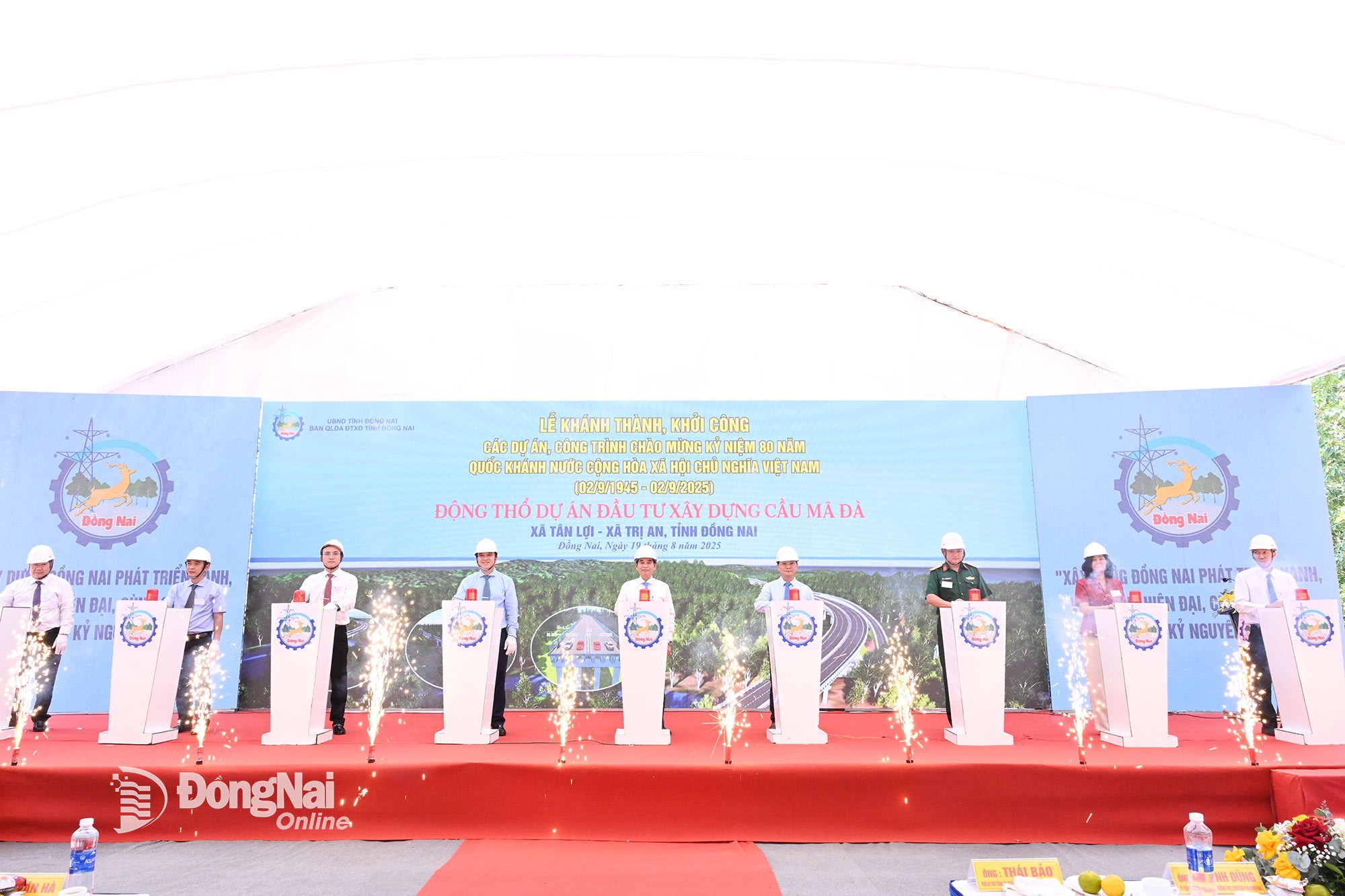 Liderii provinciei Dong Nai, reprezentanții unității de construcții și investitorii au dat startul lucrărilor la proiectul de investiții pentru construcția podului Ma Da. Foto: Trung Quang