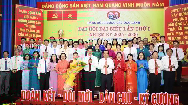 Ban Chấp hành Đảng bộ phường Cầu Ông Lãnh lần thứ 1, nhiệm kỳ 2025-2030 ra mắt tại Đại hội. (Ảnh: Cao Tùng)