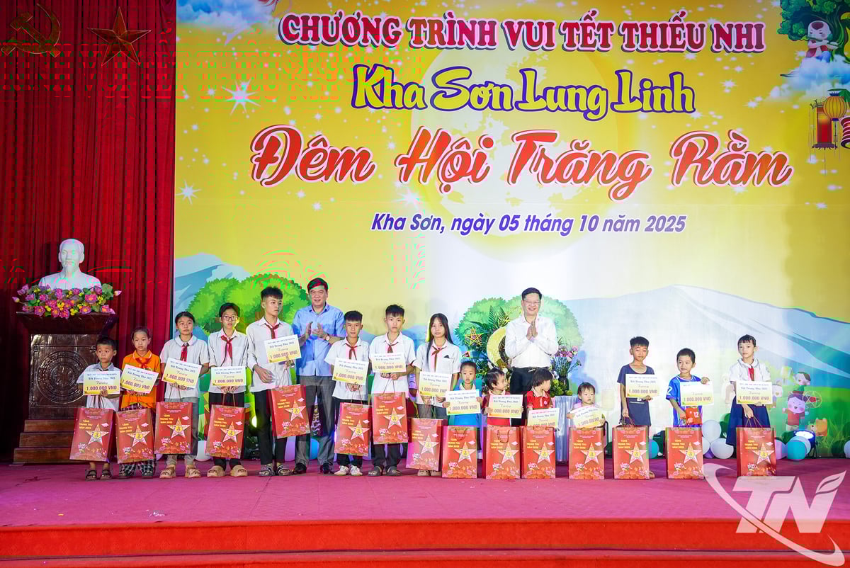 Comrade Dinh Quang Tuyen presented 15 gifts (including gifts and 1 million VND/gift) to disadvantaged students who have overcome difficulties to excel in their studies in the commune.