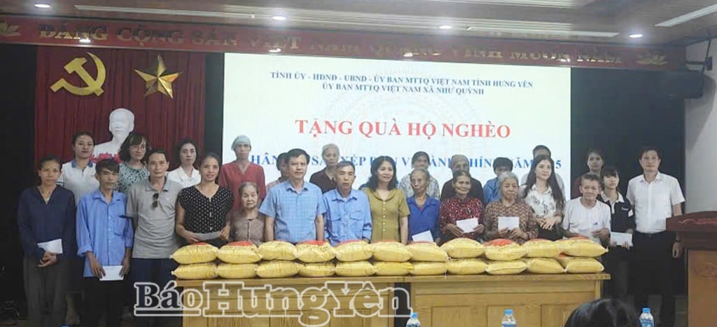 ចែកអង្ករដល់គ្រួសារក្រីក្រនៅឃុំ Nhu Quynh។