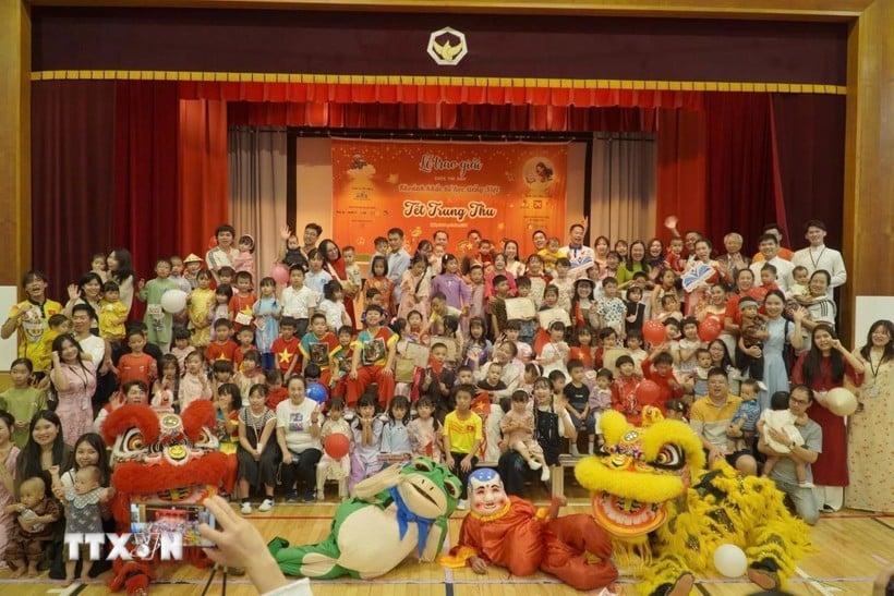 Mittherbstfest vietnamesischer Kinder im Raum Tokio. (Foto: Pham Tuan/VNA)
