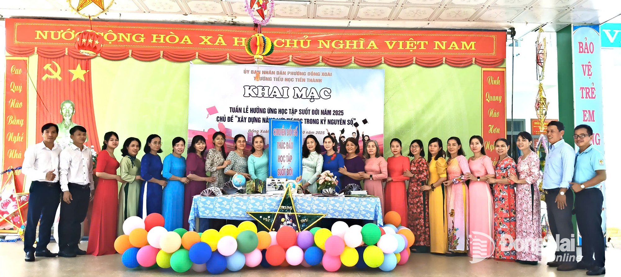 Die Mitarbeiter und Lehrer der Tien Thanh Primary School machten bei der Lifelong Learning Response Week 2025 ein Erinnerungsfoto.