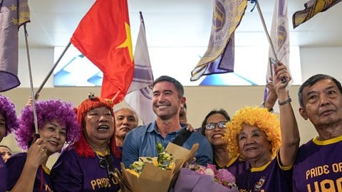 Fosta vedetă a lui Liverpool, Harry Kewell, a sosit la Hanoi, fiind întâmpinat călduros de fani.