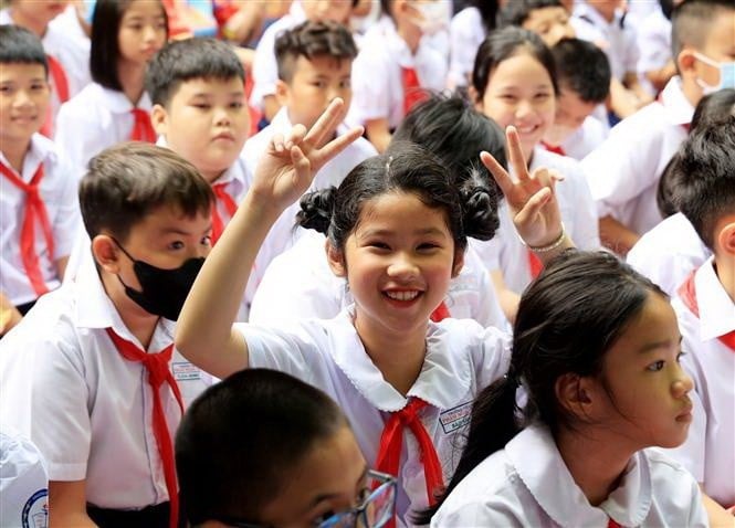 សិស្សានុសិស្សនៅទីក្រុងហូជីមិញ ស្វាគមន៍ឆ្នាំសិក្សាថ្មី ២០២៣-២០២៤។ (រូបថត៖ Hong Dat/VNA)