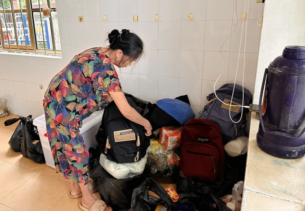 Frau Nguyen Thi Mai packte ihre Sachen im Obdach des Song Hien Kindergartens im Bezirk Thuc Phan.