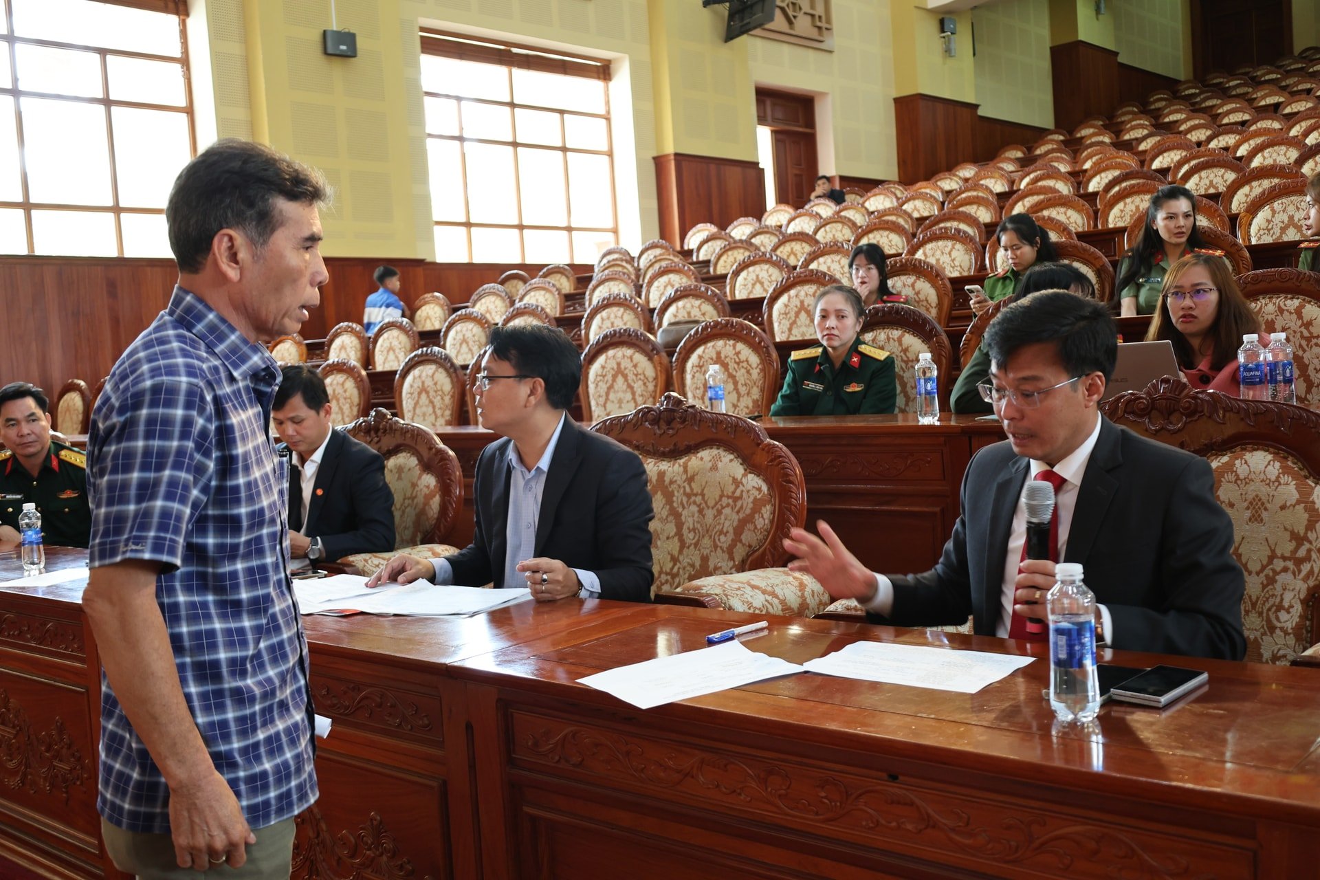 Phó Chủ tịch UBND tỉnh Đinh Văn Tuấn góp ý nội dung chương trình văn nghệ chào mừng Đại 