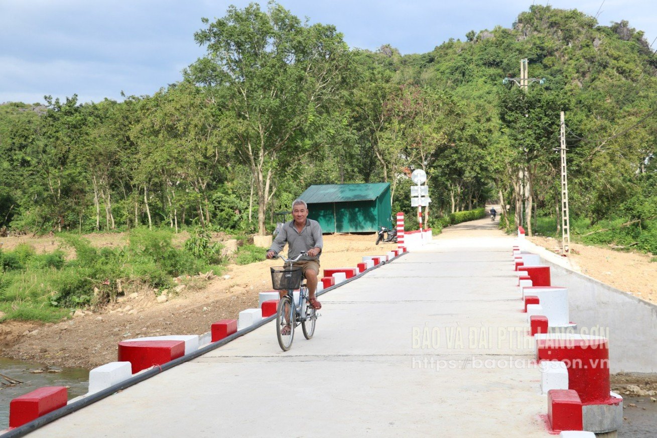 Orang-orang bepergian dengan nyaman di jembatan Lang Ngua