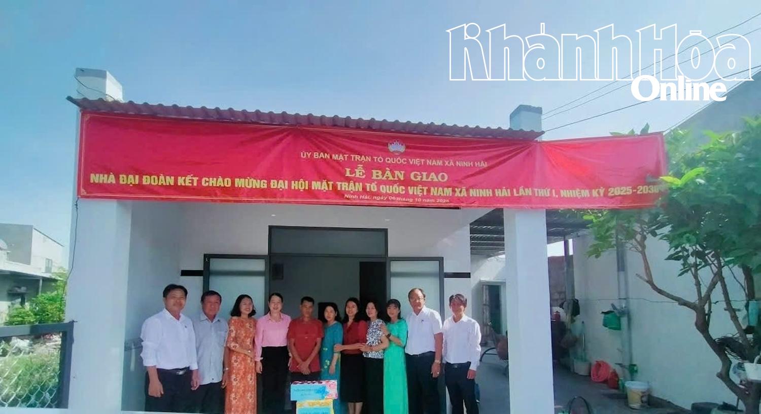 តំណាងគណៈកម្មាធិការរណសិរ្សមាតុភូមិវៀតណាមឃុំ Ninh Hai ប្រគល់ផ្ទះមហាសាមគ្គីជូនគ្រួសារលោក Vo Van Son។