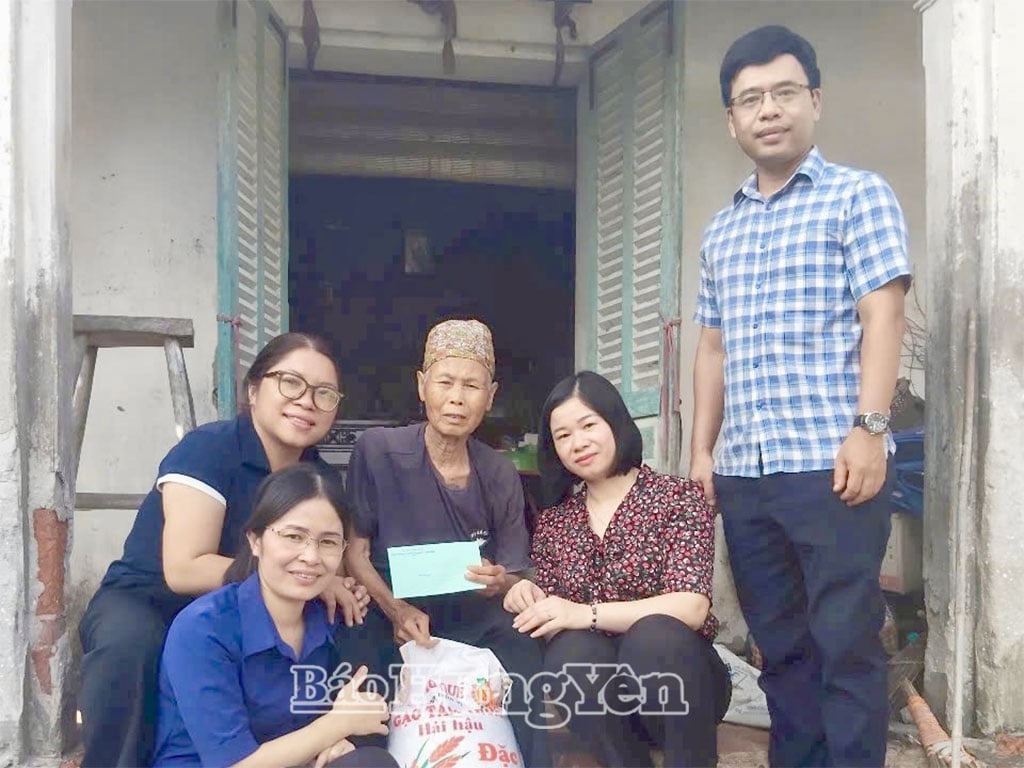 Đảng viên Chi bộ Cơ quan Ủy ban Kiểm tra Đảng ủy xã Tân Thuận đến thăm và trao quà cho cụ Trâm.