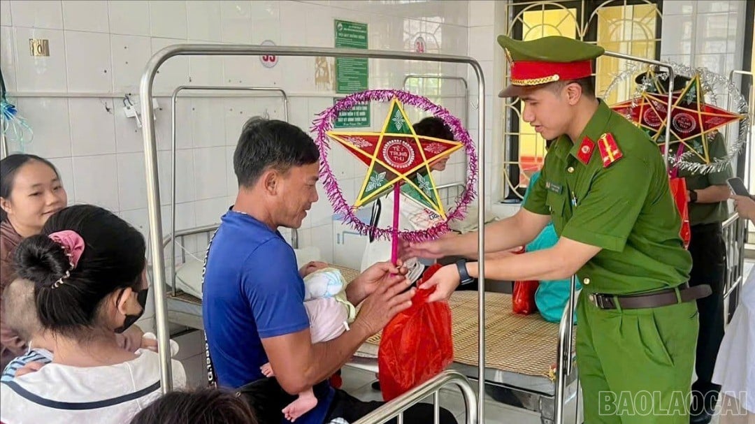 baolaocai-br_local-police-members-give-gifts-to-children-8614.jpg
