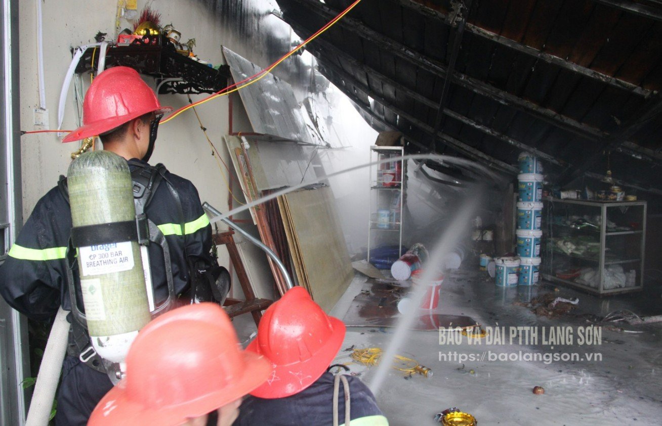 Officers and soldiers of the Fire Prevention and Fighting and Rescue Police Department, Provincial Police put out a fire at a business establishment in Dong Dang commune.