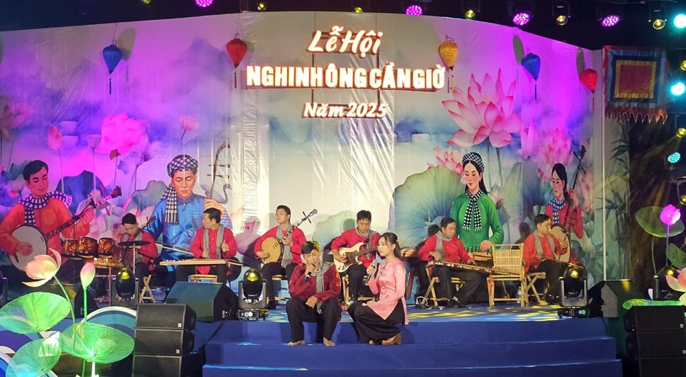 ດົນຕີພື້ນເມືອງພາກໃຕ້ ແລະ ສິລະປະການລອຍວ່າວເພີ່ມສີສັນໃຫ້ Festival Can Gio Whale 2025 - ຮູບ 2