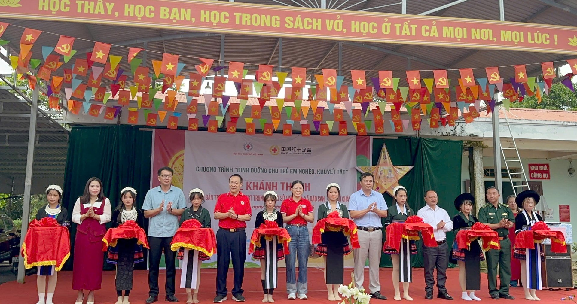 Các đại biểu cắt băng khánh thành công trình “Bếp ăn bán trú”.