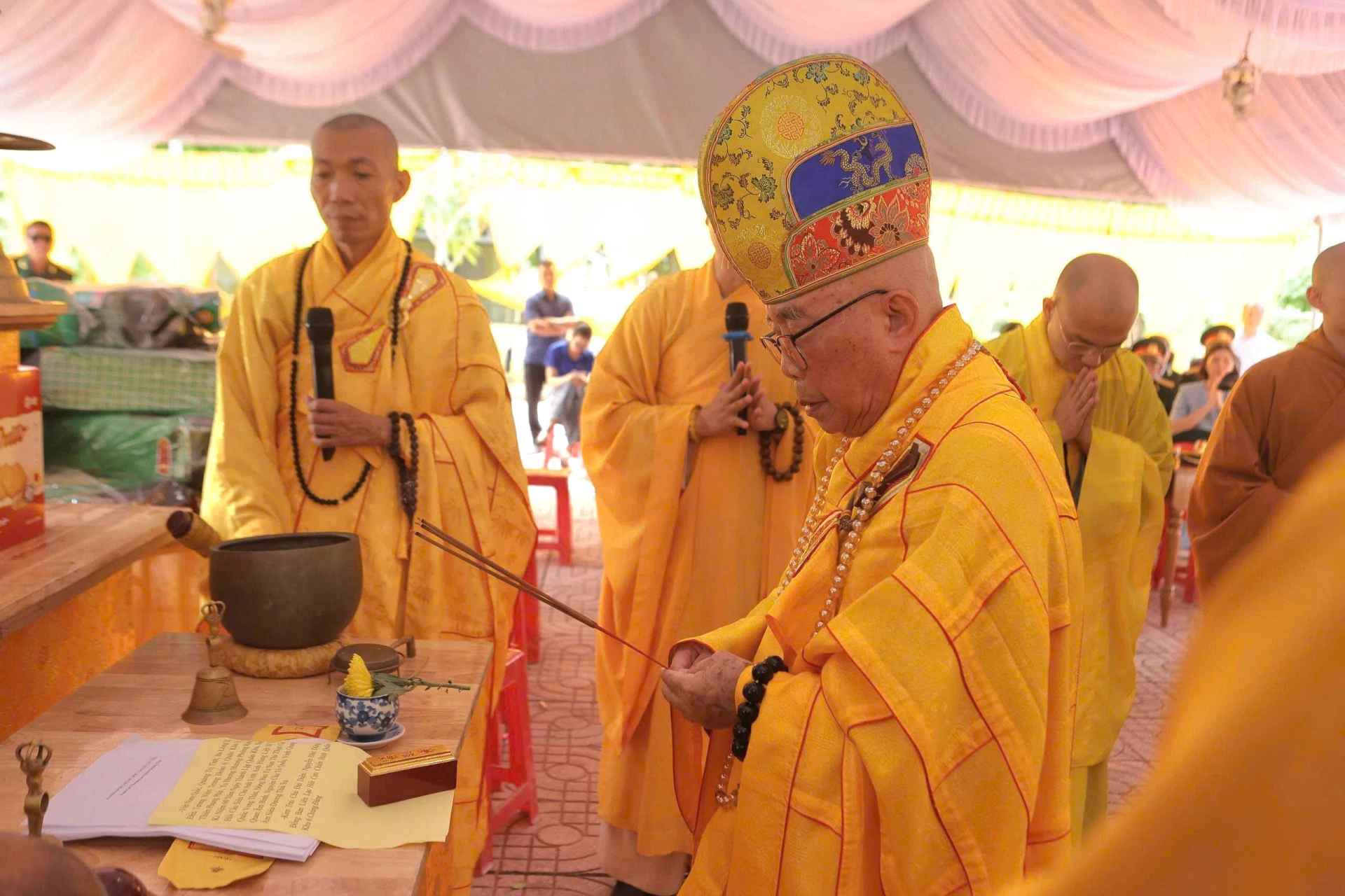 ទិដ្ឋភាពនៃពិធីរំលឹកវិញ្ញាណក្ខន្ធដល់វីរៈជន និងទុក្ករបុគ្គលនៅប្រាសាទទុក្ករបុគ្គល នៃកងវរសេនាធំទី៦ - រូបថត៖ ម.ល.