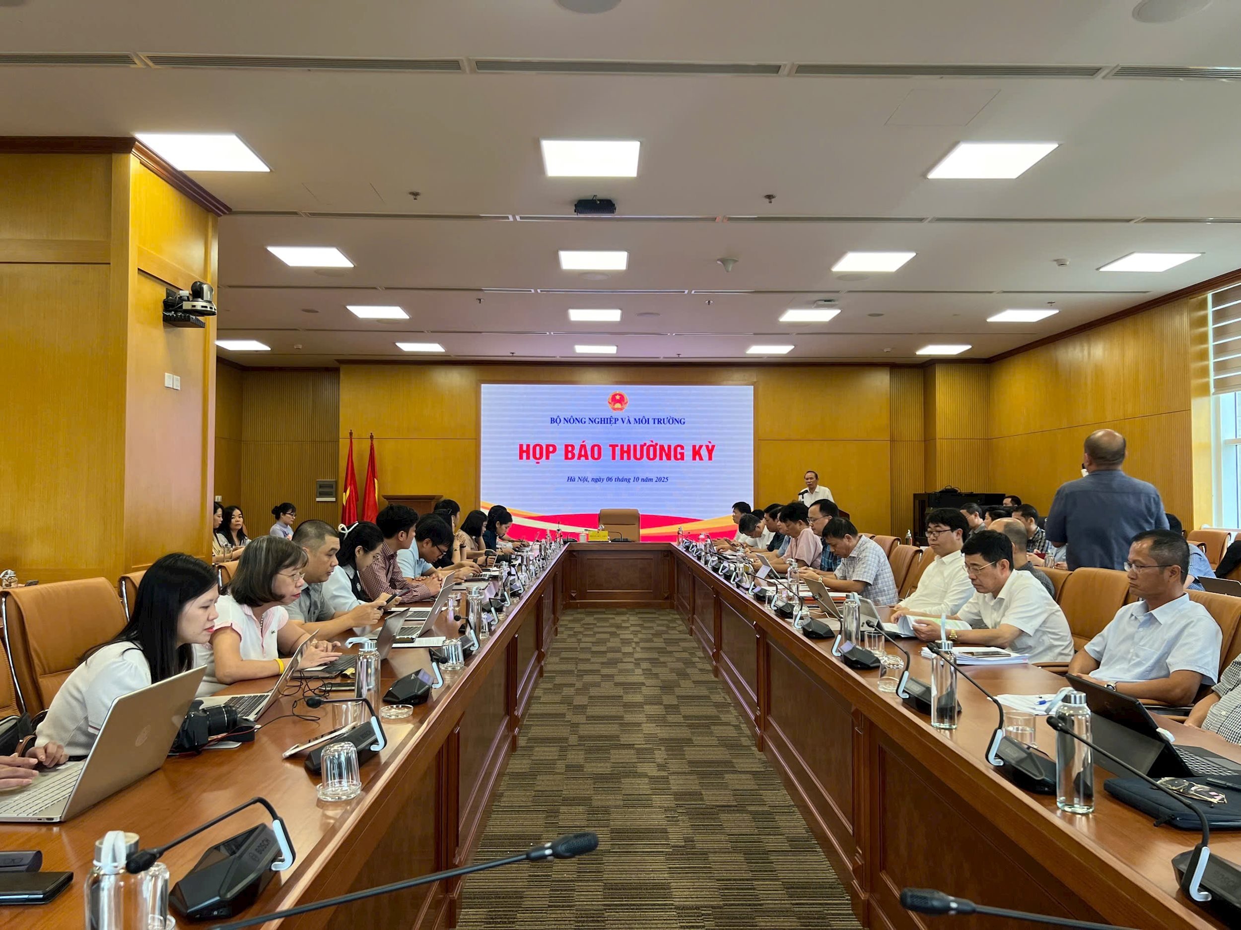 នៅ​ព្រឹក​ថ្ងៃ​ទី​៦ ខែ​តុលា ក្រសួង​កសិកម្ម និង​បរិស្ថាន​បាន​ធ្វើ​សន្និសីទ​សារព័ត៌មាន​ប្រចាំ​ខែ​កញ្ញា។ រូបថត៖ Hanh Nhung