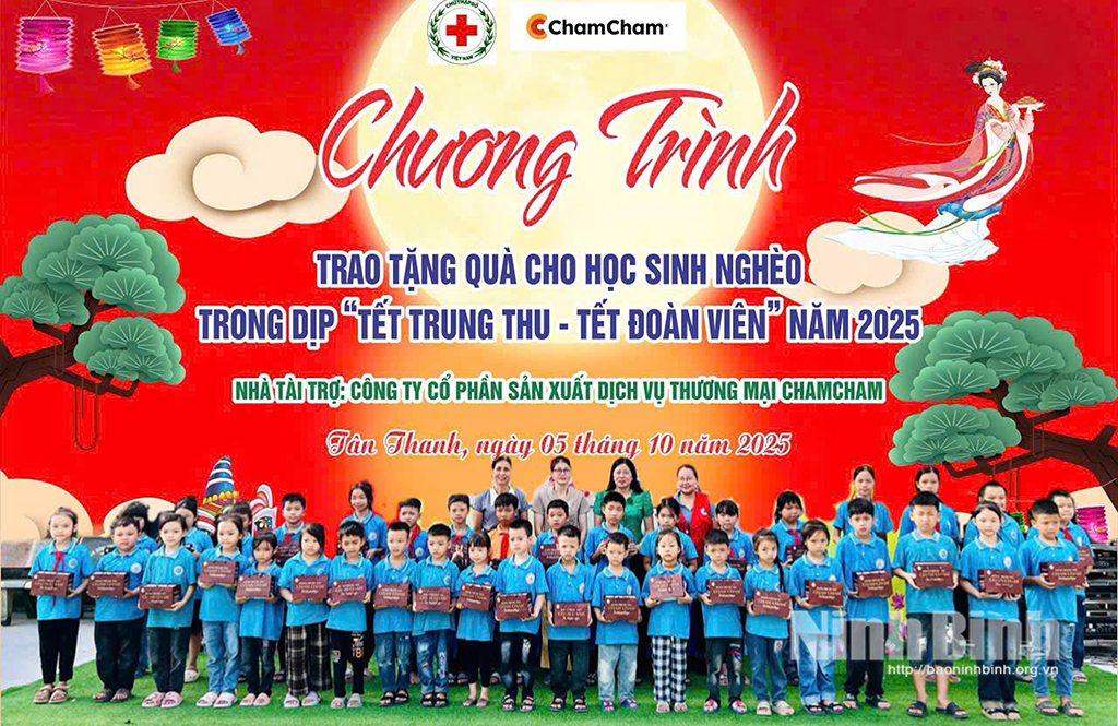 Giving gifts to poor students in Tan Thanh commune on the occasion of Mid-Autumn Festival 2025.