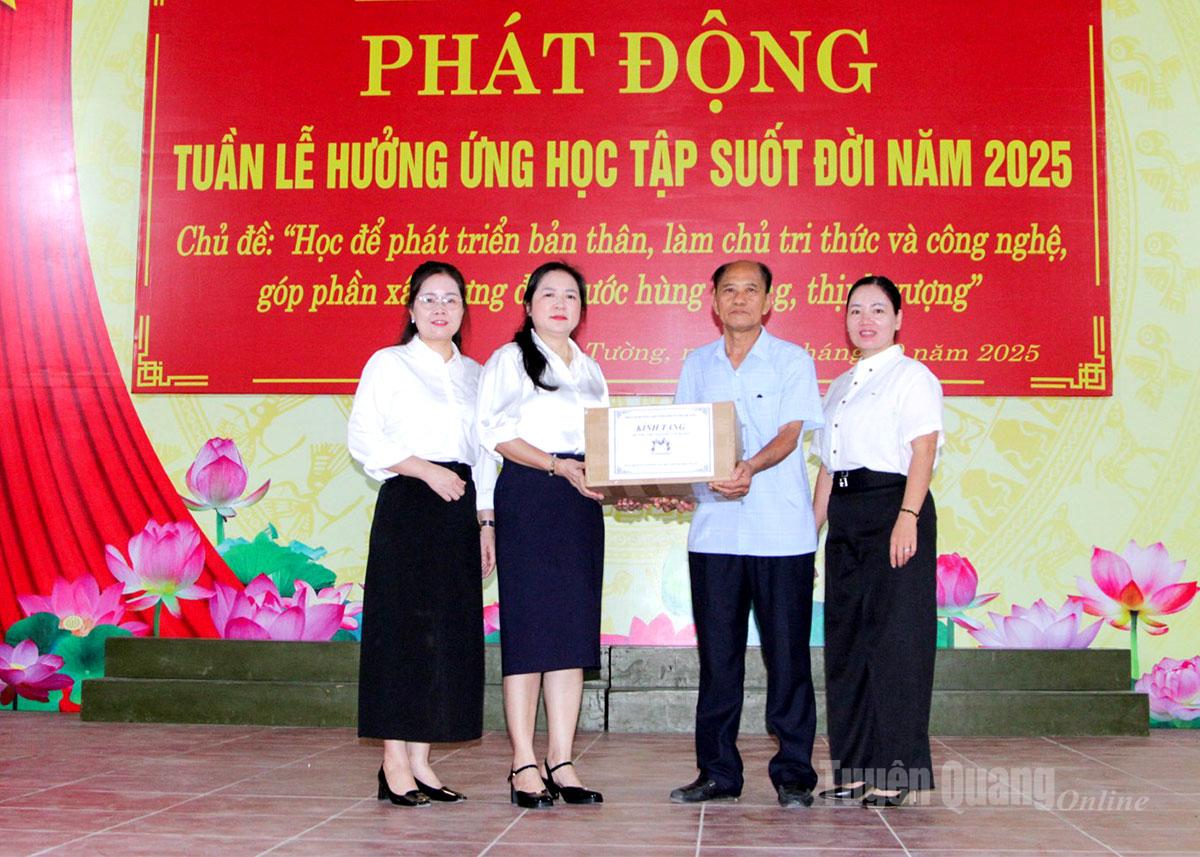 Vertreter der Tan Viet Bookstore – Vincom Plaza Tuyen Quang Trade Center spendeten Bücher an die Bibliothek der Nguyen Van Huyen High School.