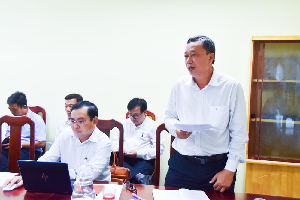 M. Luong Viet Lang, directeur adjoint de la compagnie d'électricité de Vinh Long (installation 3), a présenté l'avancement du projet.  