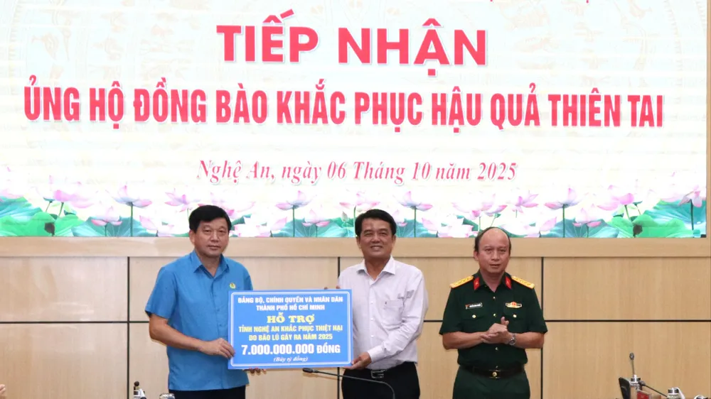 สหาย บุย ​​ทันห์ นัน มอบเงิน 7 พันล้านดองจากคณะกรรมการพรรค รัฐบาล และประชาชนนครโฮจิมินห์ ให้แก่ประชาชนจังหวัดเหงะอาน