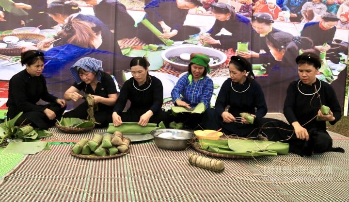 Tourists experience wrapping black banh chung in Bac Son commune