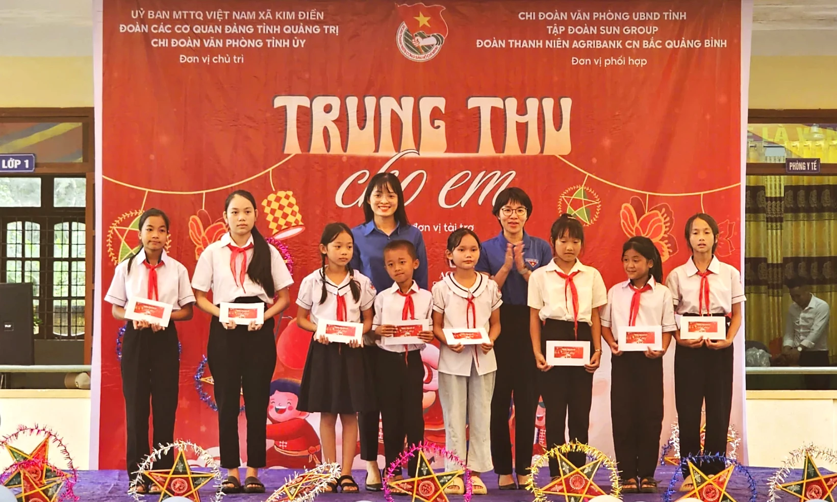តំណាង​អង្គការ​សម្ព័ន្ធ​យុវជន​ប្រគល់​អំណោយ​ពាក់​កណ្តាល​សរទរដូវ​ដល់​សិស្សានុសិស្ស​នៅ​ឃុំ​គឹម​ឌៀន - រូបភាព៖ L.M