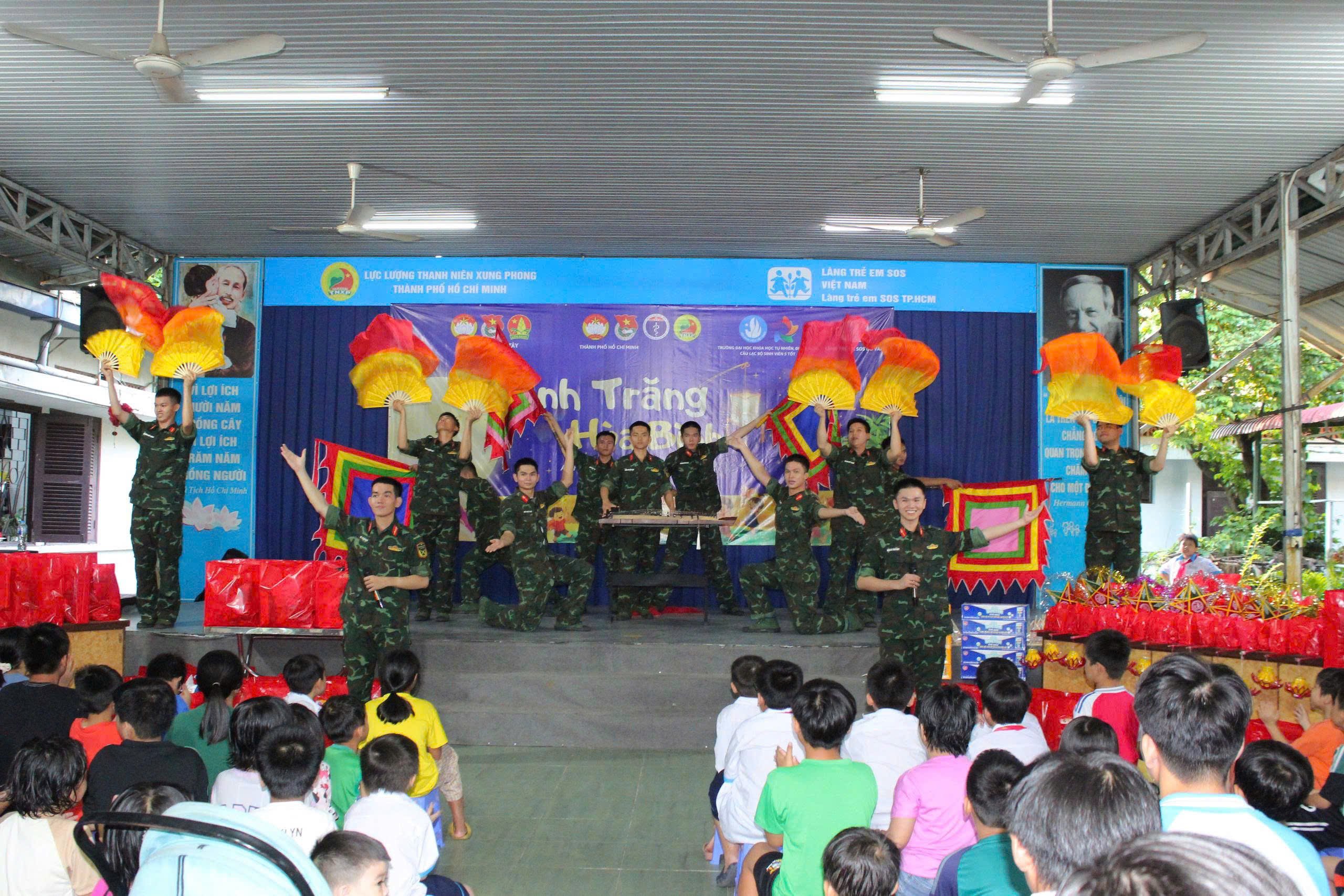 Trung thu nghĩa tình của chiến sĩ với Trẻ em Làng SOS Gò Vấp - Ảnh 4.