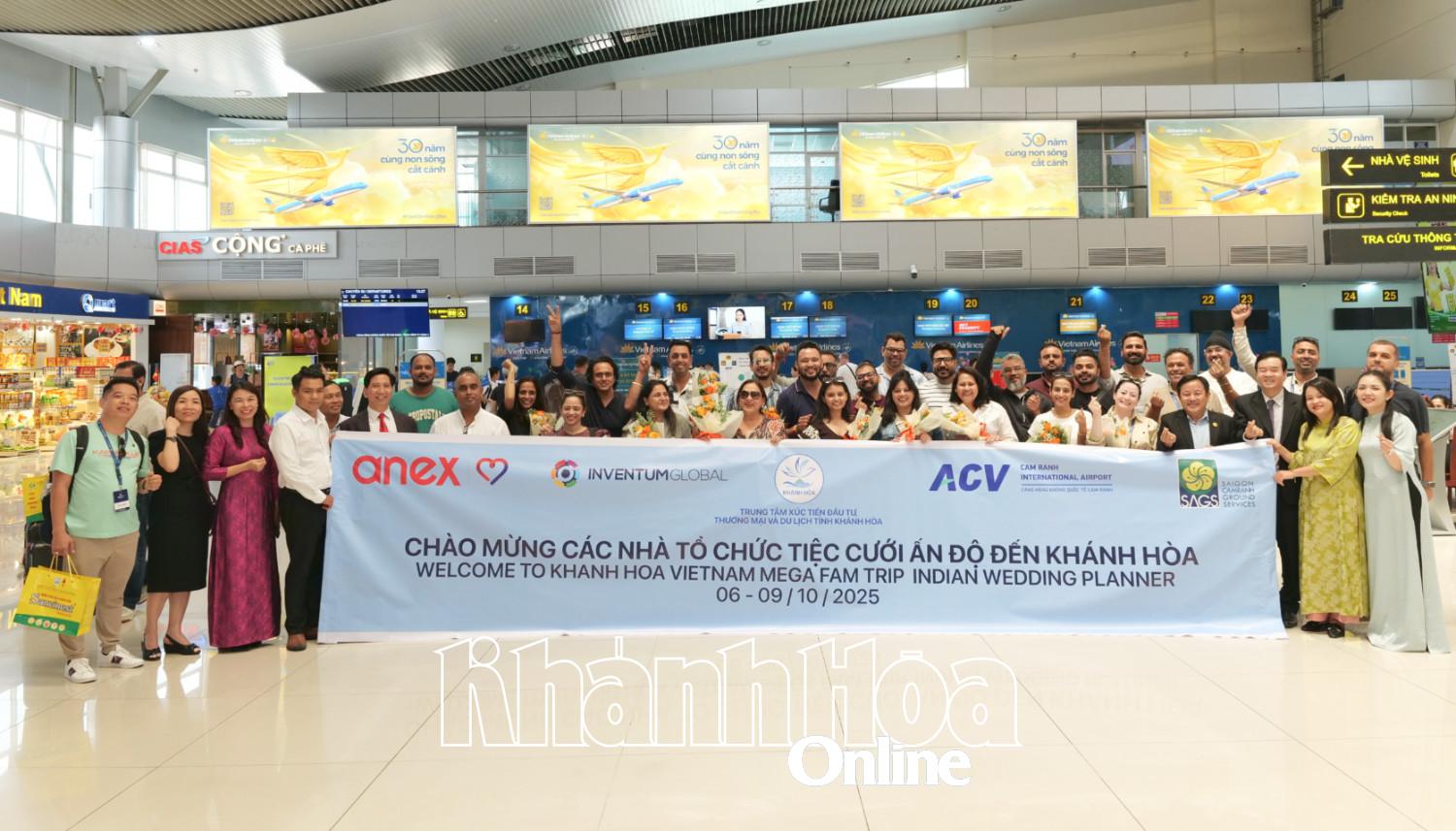 Delegasi mengambil gambar cenderahati bersama delegasi famtrip India.