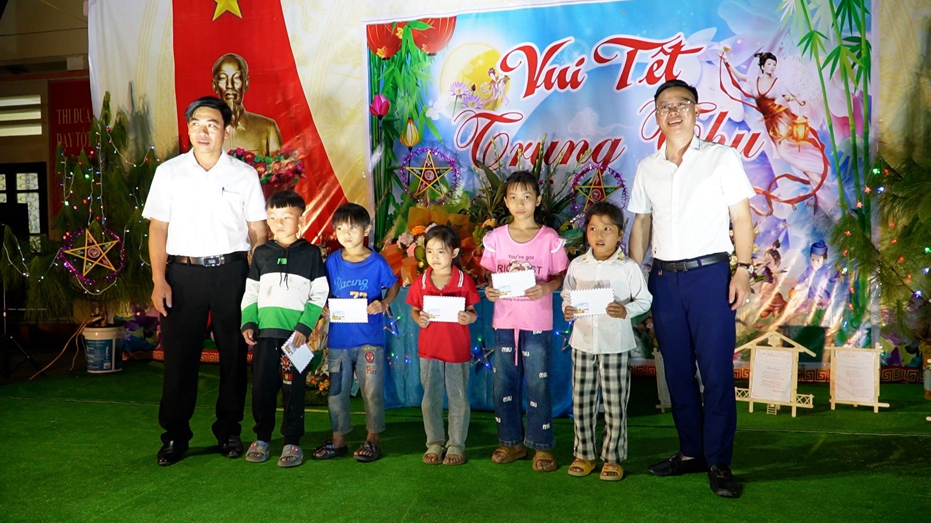 lanh-dao-xa-tang-qua-cho-nhung-chau-gia-dinh-bi-thiet-hai-bao-so-10.jpg