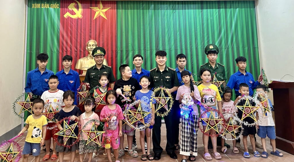 Đồn Biên phòng Đàm Thuỷ và Đoàn thanh niên xã trao tặng đèn ông sao cho các em nhỏ.