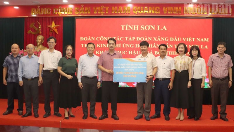 ក្រុម​ហ៊ុន​ប្រេង​ជាតិ​វៀតណាម​បាន​ប្រគល់​ប្រាក់​ចំនួន​២​ពាន់​លាន​ដុង​ជា​និមិត្ត​រូប​ដល់​គណៈកម្មាធិការ​រណសិរ្សមាតុភូមិ​វៀតណាម​ខេត្ត Son La។