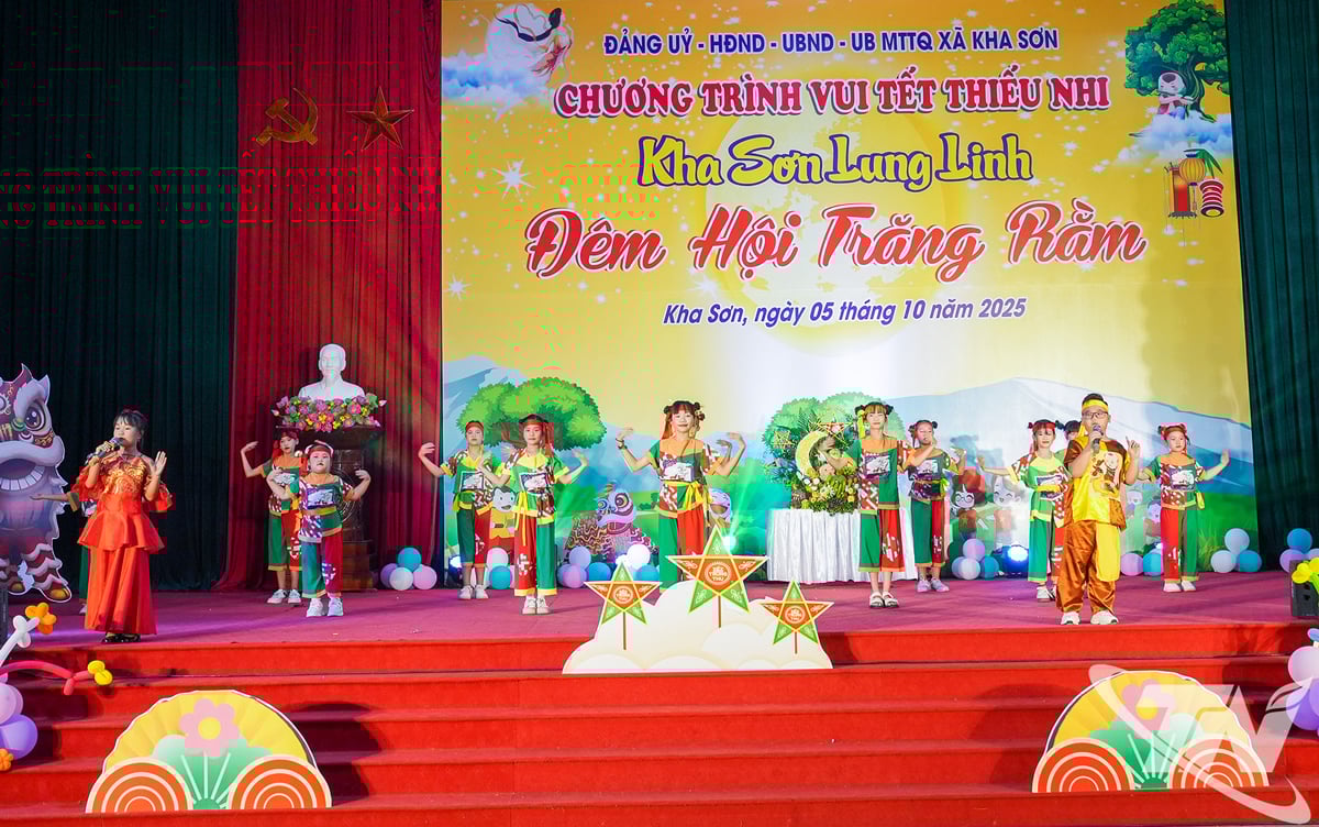 Children of Kha Son commune performed at the program.