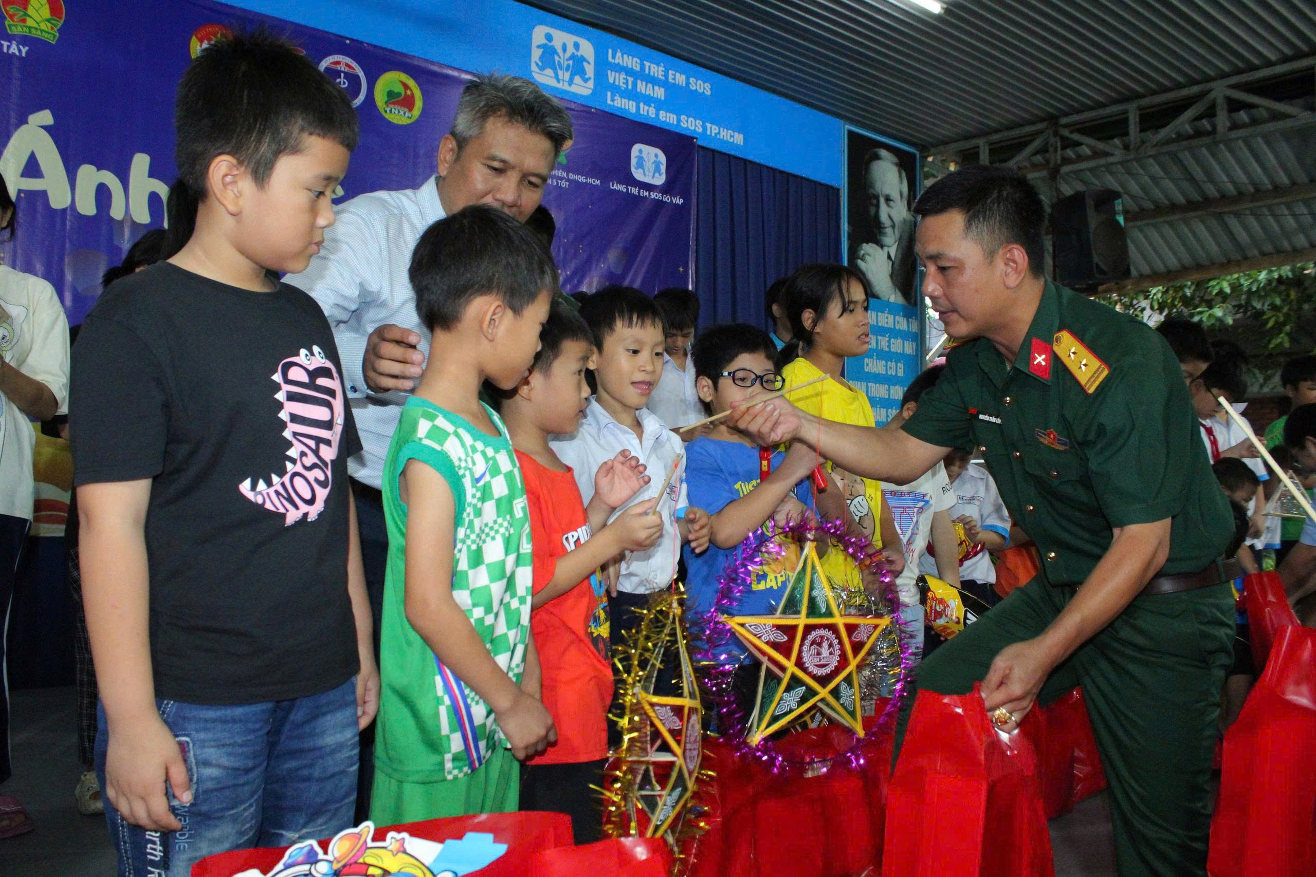 Trung thu nghĩa tình của chiến sĩ với Trẻ em Làng SOS Gò Vấp - Ảnh 2.