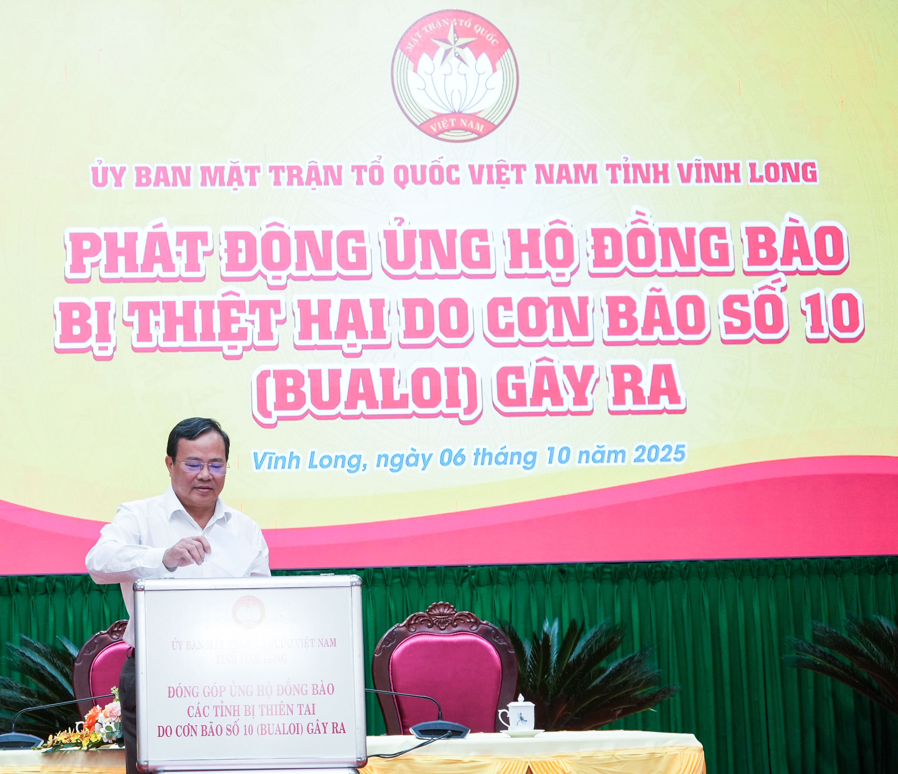 Đồng chí Lê Văn Hẳn- Phó Bí thư Tỉnh ủy, Chủ tịch Ủy ban MTTQ Việt Nam tỉnh đóng góp ủng hộ đồng bào bị thiệt hại do cơn bão số 10.