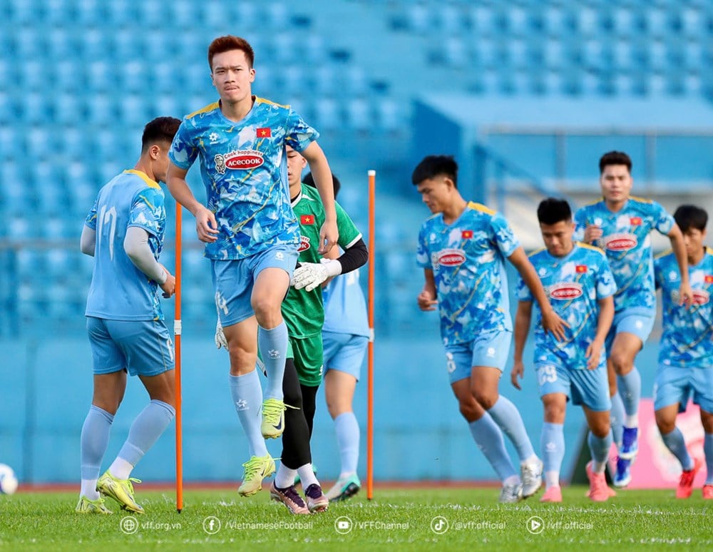 Die vietnamesische Mannschaft absolvierte ihre erste Trainingseinheit in Ho-Chi-Minh-Stadt und bereitete sich auf zwei Spiele gegen Nepal vor – Foto 3