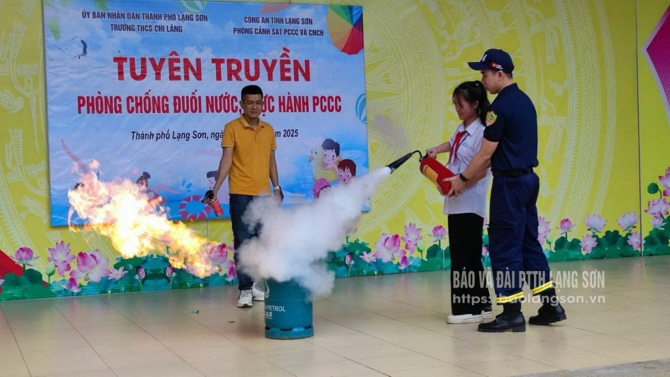 Officers of the Fire Prevention and Fighting and Rescue Police Department, Provincial Police, instruct fire prevention and fighting skills to students of Chi Lang Secondary School (Luong Van Tri Ward)
