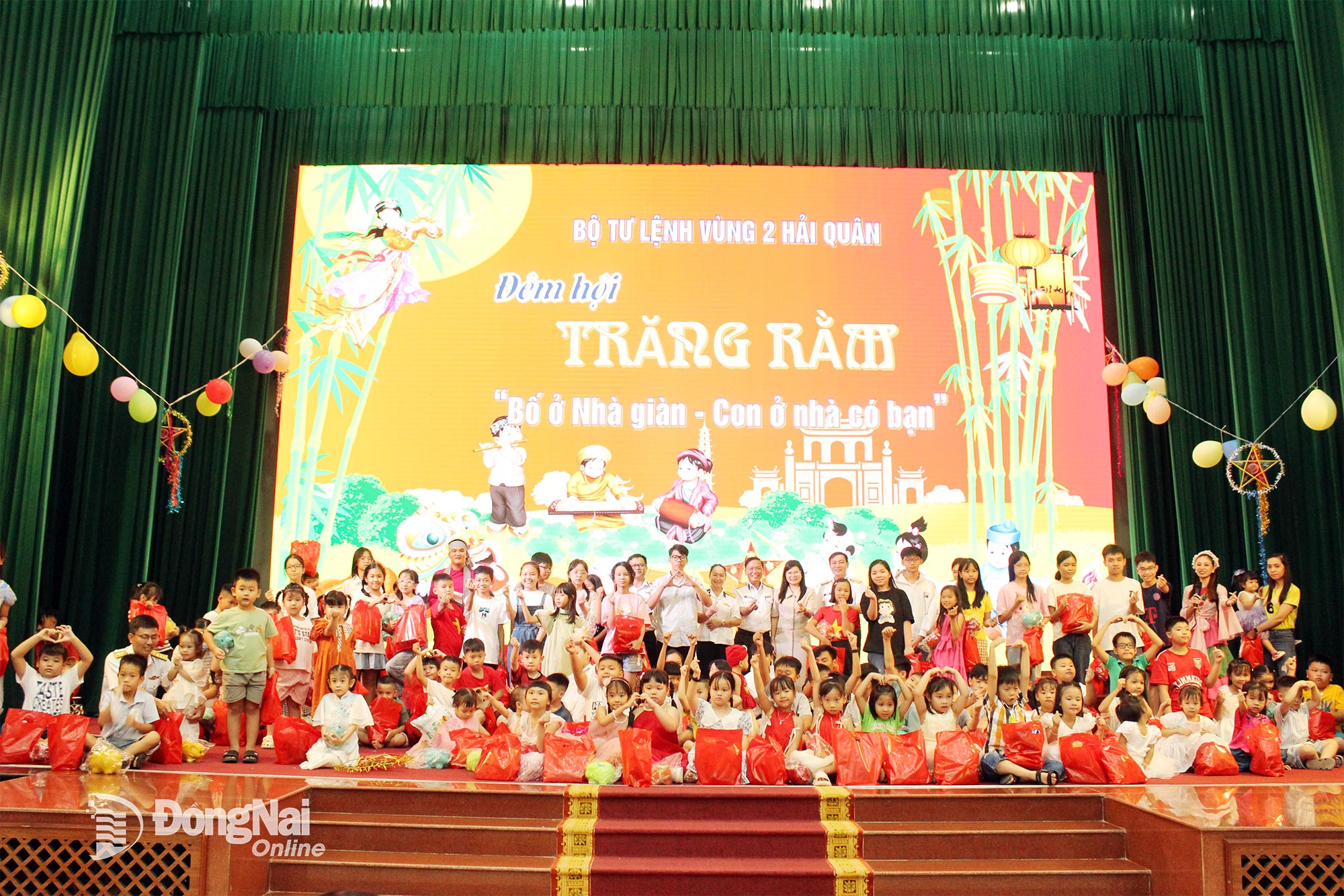 កម្មវិធីពិធីបុណ្យពាក់កណ្តាលសរទរដូវបាននាំក្មេងៗមកលេងកម្សាន្តដ៏មានន័យ។ រូបថត៖ អានថូ