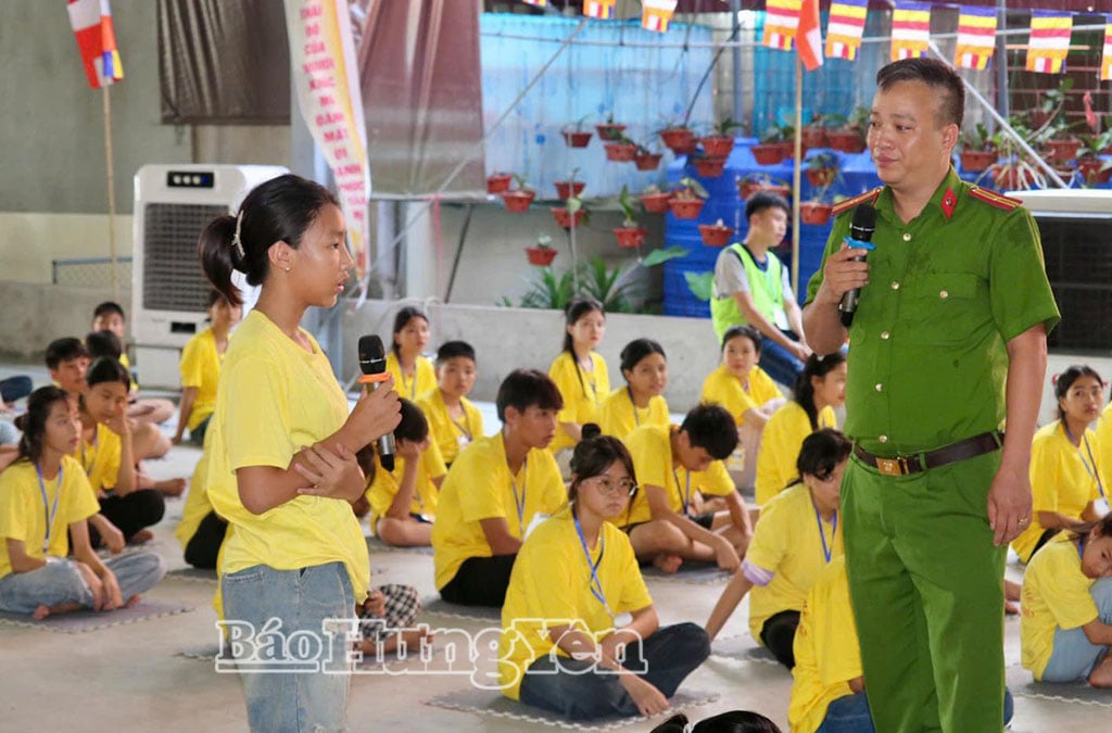 Lực lượng công an tuyên truyền bảo đảm an toàn giao thông, phòng, tránh tệ nạn xã hội cho thanh thiếu niên tham gia khóa tu mùa hè tại chùa Khánh Sơn.