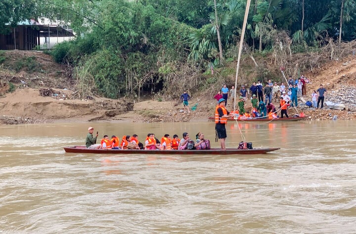 សិស្សរាប់រយនាក់ត្រូវបានដឹកជញ្ជូនឆ្លងកាត់អូរដោយសុវត្ថិភាព។