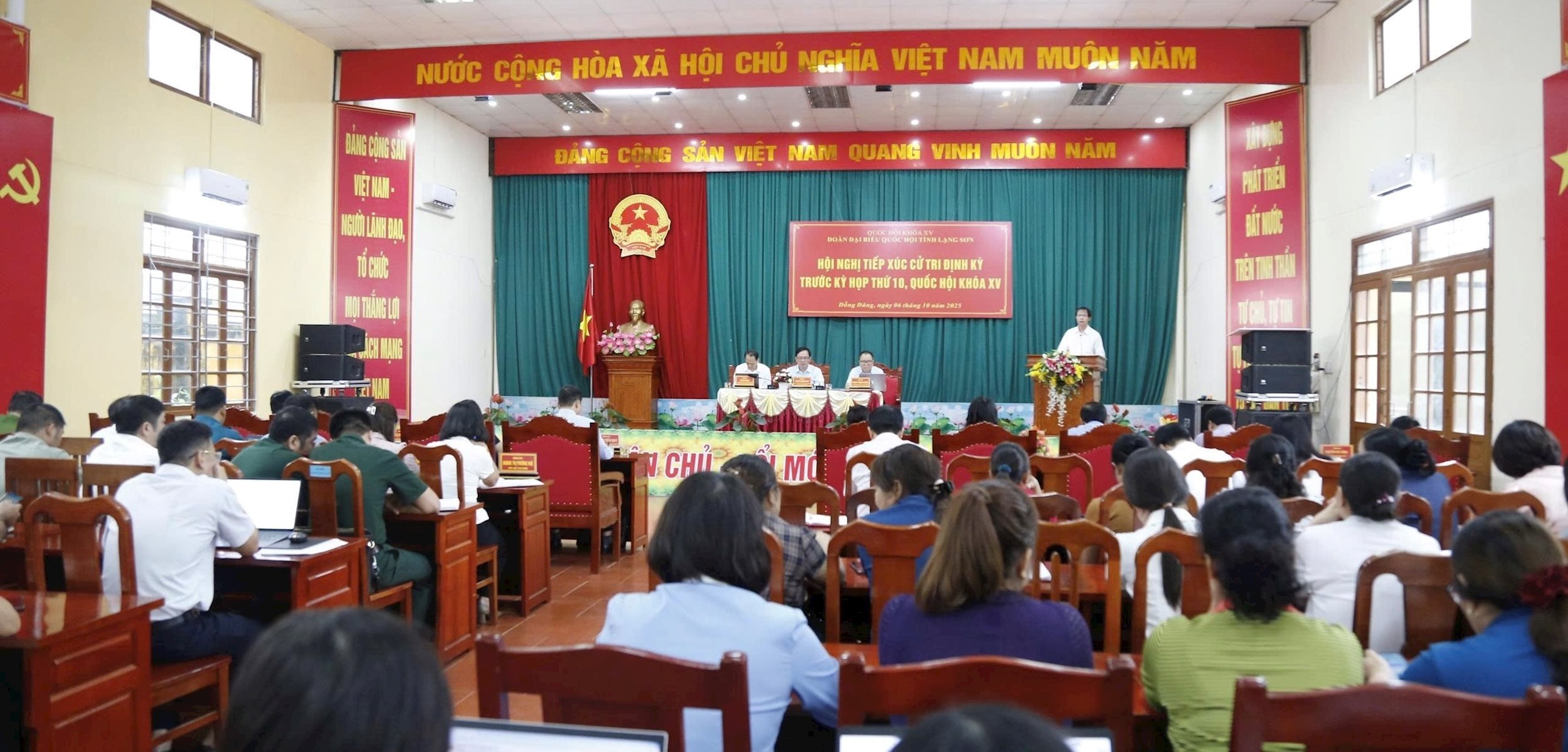 ទិដ្ឋភាព​នៃ​ការ​ជួប​ជុំ​អ្នក​បោះឆ្នោត​នៅ​ឃុំ​ដូង។ រូបថតរបស់ Bao Ngan