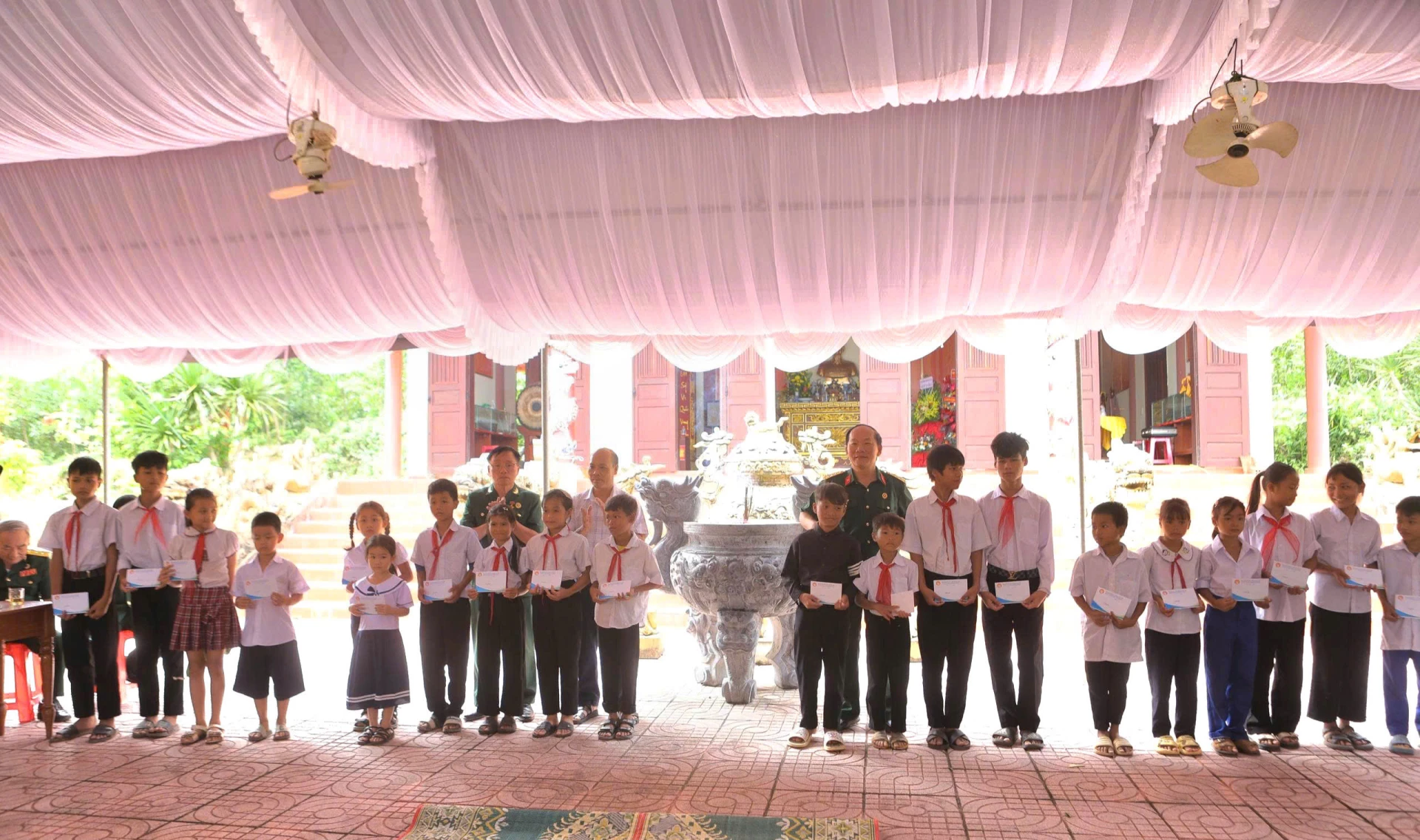 ចែកអំណោយដល់សិស្សានុសិស្សក្រីក្រដែលជម្នះការលំបាក និងសិក្សាបានល្អនៅឃុំ Ba Long, Huong Hiep និង Dakrong - រូបភាព៖ M.L