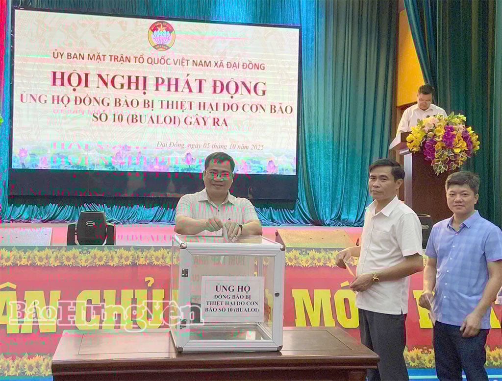 Các đại biểu tham gia ủng hộ đồng bào bị thiệt hại do bão số 10.